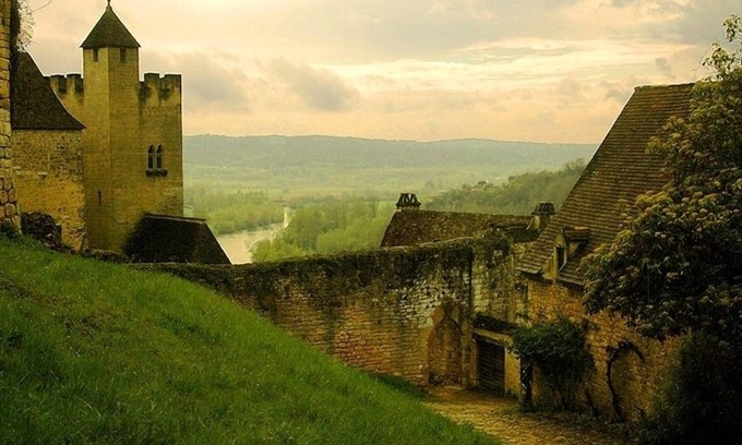 Beynac-et-Cazenac House | Elegant Cottage by Medieval Castle with Valley Views