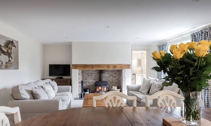Christow House | Exceptional Cottage in Christow with Pool & Pet Friendly