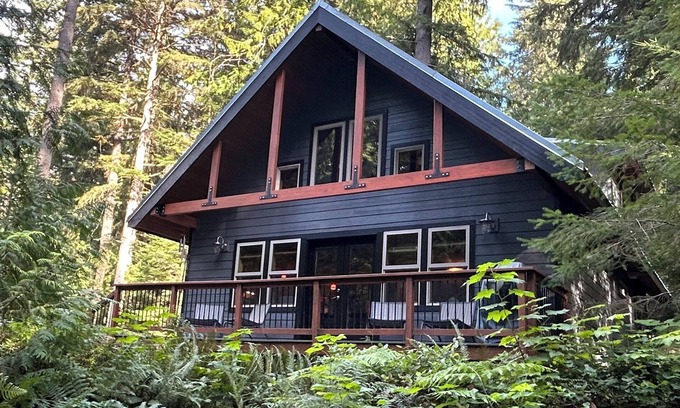 Glacier Cabin | Charming Cottage Near Mt. Baker with Hot Tub & Spa Amenities