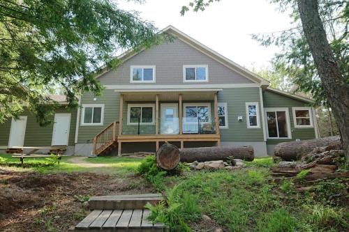Foley Ski Chalet | Pet-Friendly Cottage in South Parry Sound with 9.8 Rating