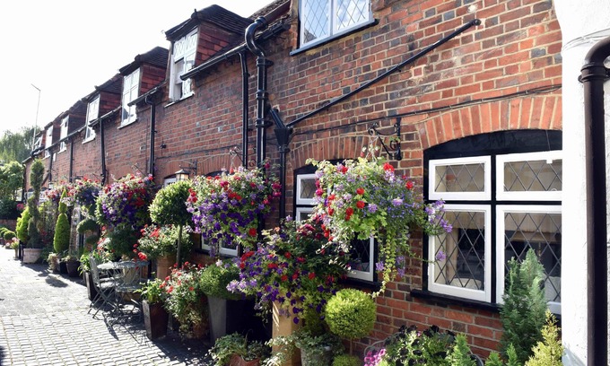 Windsor Cottage | Stylish Cottage Near Windsor Castle with Breakfast Included