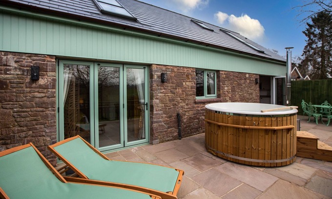 Lydney Cottage | Relaxing Cottage with Hot Tub in Forest of Dean Retreat