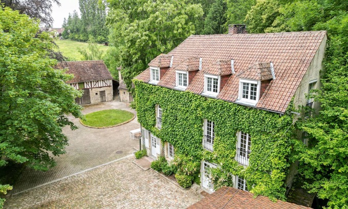 Ully-Saint-Georges House | Elegant Country House with Restaurant and Family Amenities