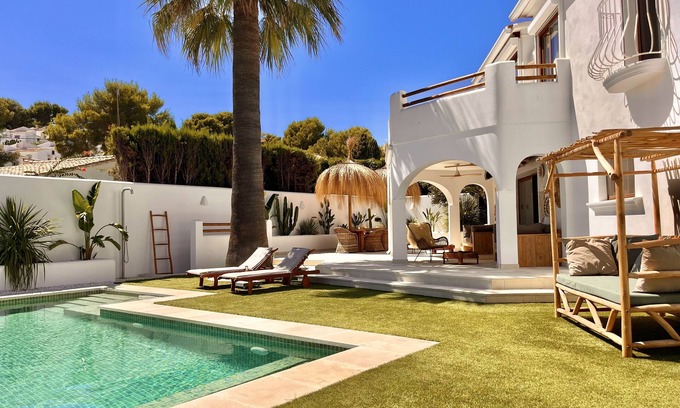 El Portet Villa | Cozy Beach Villa with Private Pool and Oceanfront Views