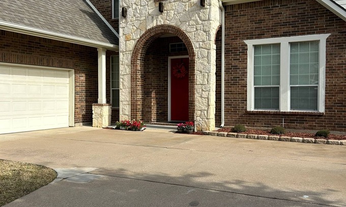 Tarrant County House | Luxury & Cozy Stay: w/Complimentary Massage, Gym, Media, & Game Room