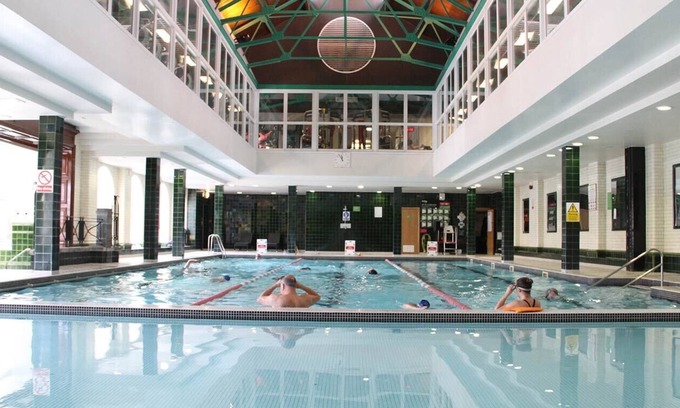 Berrylands House | Stylish Apartment in Surbiton with Pool & Easy London Access