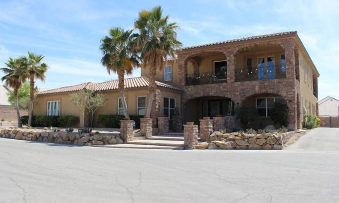 Sunrise Manor House | Unforgettable Desert Resort with Pool and Kitchen Amenities
