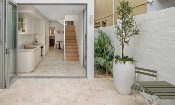 Redfern House | Stylish Redfern House: Family-Friendly Retreat with Kitchen