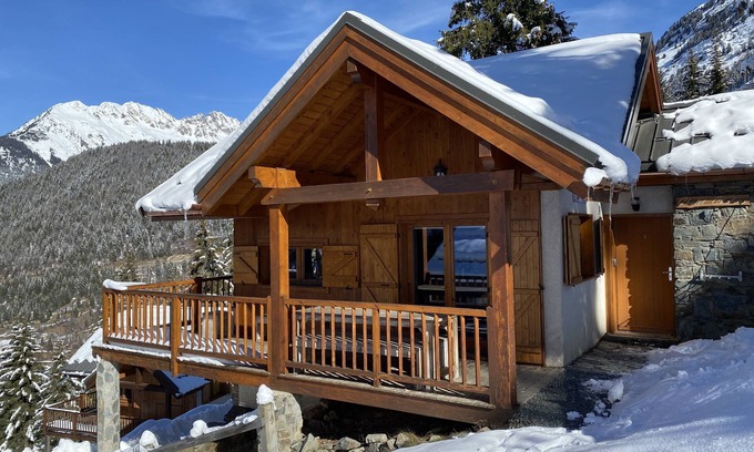 Oz Ski Chalet | Elegant 10-Person Chalet Steps from Oz Ski Slopes
