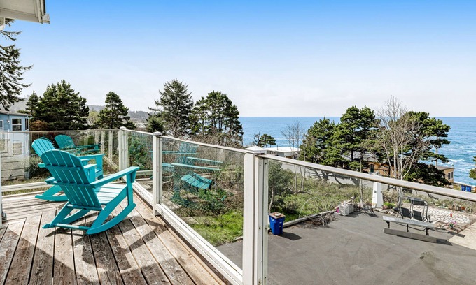 Depoe Bay House | Dog-Friendly Oasis with Ocean Views and Jetted Tub