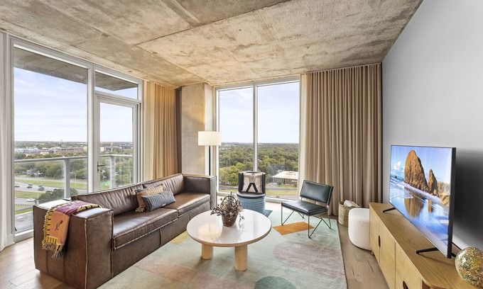 Rainey Street Historic District Condo | Elegant Downtown High Rise with Ocean Views and Pool