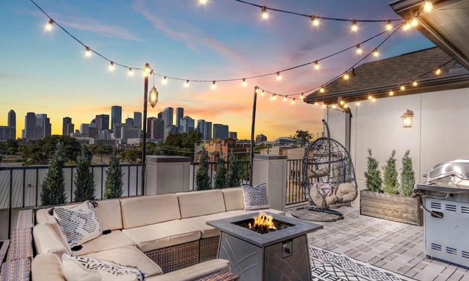 East Downtown Houston House | Rooftop Retreat: Downtown Home with Pet-Friendly Amenities