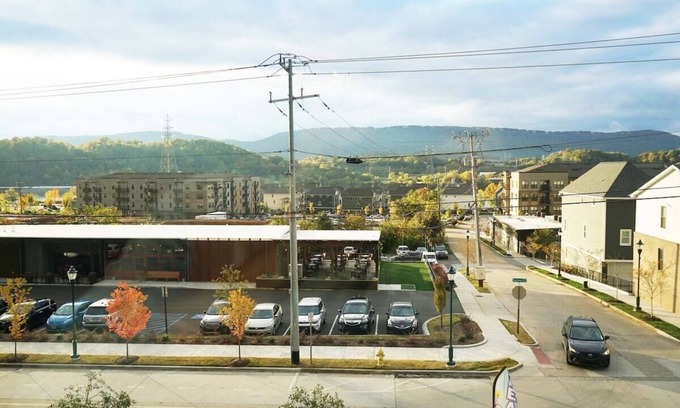 Downtown Chattanooga Condo | Elegant Downtown Oasis with Pool & 9.8/10 Guest Rating