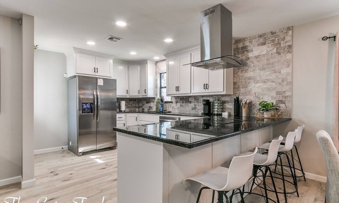 Norman House | Luxury Downtown Retreat - Walk to Main St - Pet-Friendly, New Stylish & Comfy!