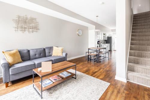 Downtown Cleveland Villa | Stylish Downtown Townhome with Family & Pet-Friendly Amenities