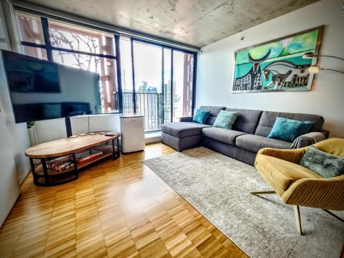 Gastown Apartment | Elegant Oceanfront Suite in Downtown Vancouver - Rated 9.2