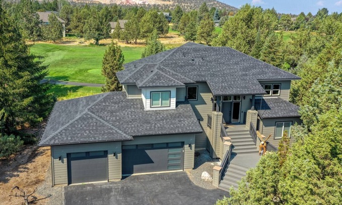 Redmond House | Serene Resort Retreat with Hot Tub & Fairway Views