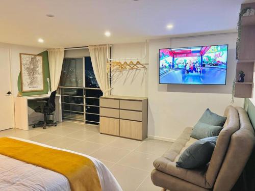 El Poblado Apartment | Elegant El Poblado Loft: Relax in Medellin's Heart