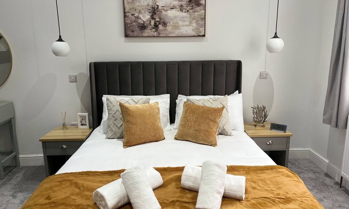 East Ham North House | Elegant Ensuite Room in London with Kitchen & Parking