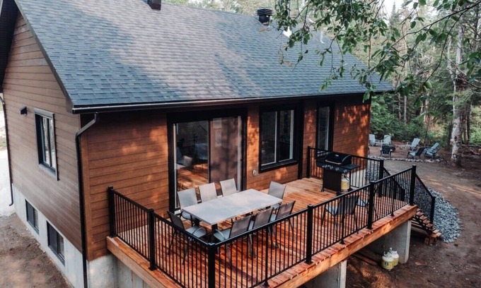 Amherst Ski Chalet | Scenic Lake Access Hotel Near Tremblant with Spa & Breakfast