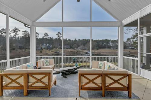 Lexington House | Elegant Lakeside Retreat: A Perfect 4-Star Getaway