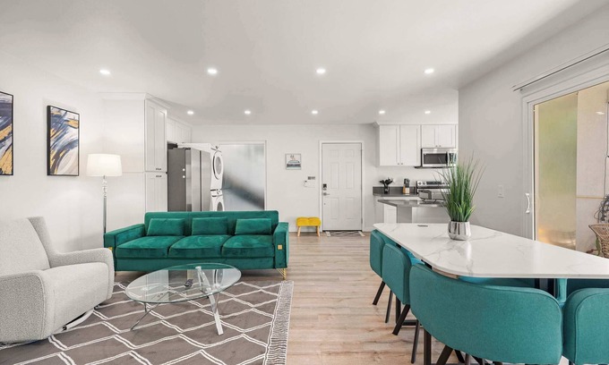 Altadena Apartment | Modern 2B2B Apartment Steps from Pasadena Old Town