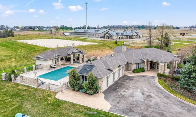 Halton Hills House | Elegant Estate Retreat in Halton with Private Pool & Breakfast