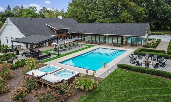 Union Pier House | Premier Estate with Pool, Hot Tubs & Sports Courts Near Lake