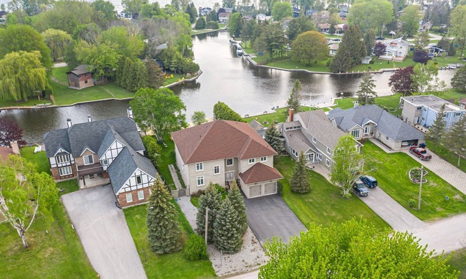 Lagoon City Villa | Elegant Waterfront Villa in Lake Simcoe's Venice of the North