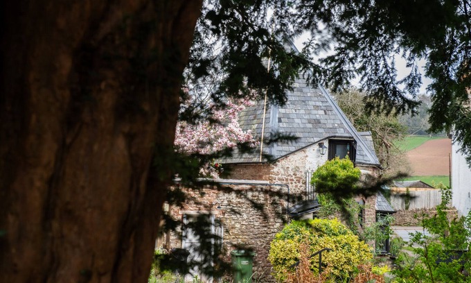Lea Cottage | Pet-Friendly Tower Retreat on Herefordshire/Gloucestershire Border