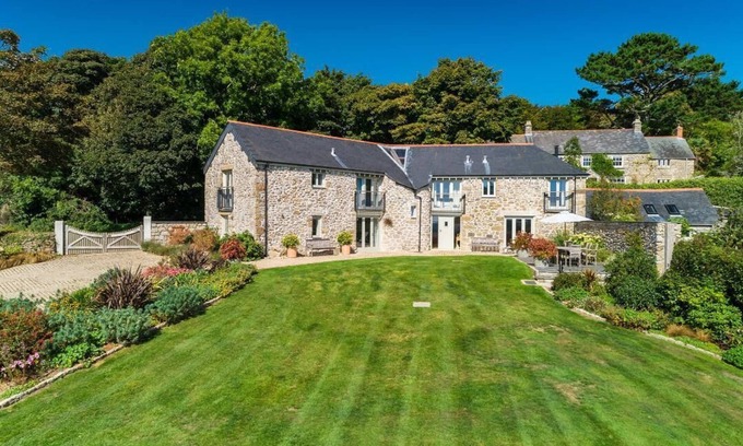 Helford Passage House | Family Retreat with Spectacular Views and Top Amenities