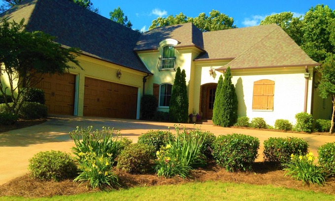 Oxford House | Perfect Family Retreat Near Campus with Spa & Hot Tub