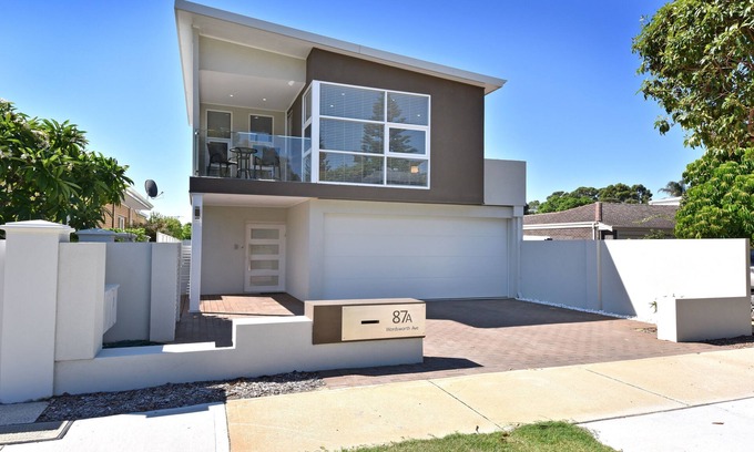Yokine House | Stylish Family Retreat Near Golf Course and CBD with Pool