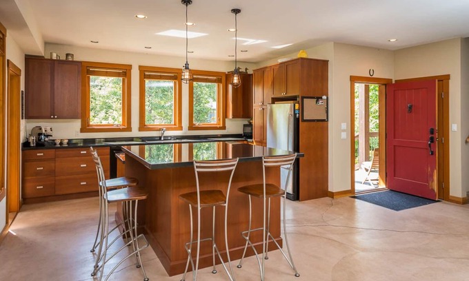 Brackendale House | Family Retreat with Ocean View & 2 Master Suites