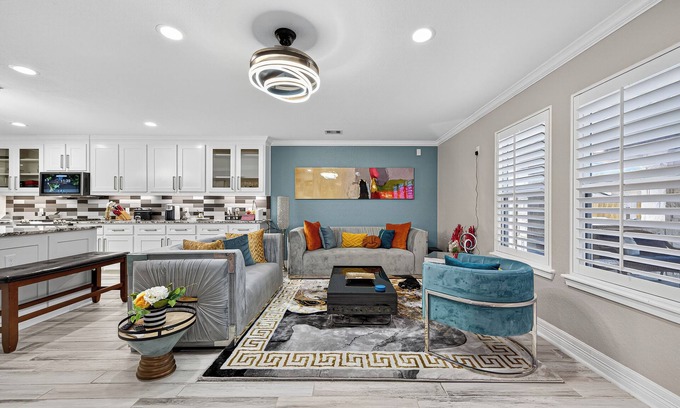 Rosenberg House | Luxury Family Stay Private Patio WiFi Workspace