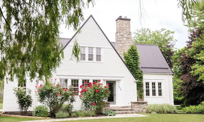 Niagara-on-the-Lake House | Discover Niagara On The Lake Vineyard & Waterfront Farmhouse