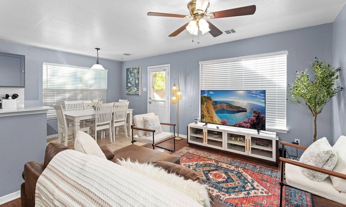Franklin Park House | Luxury farmhouse A - 10 min from DT - sleeps 10