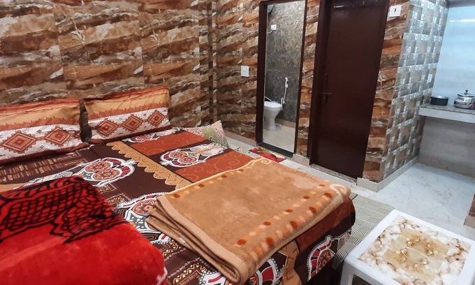Lajpat Nagar Apartment | Comfortable Flat in Lajpat Nagar with Fully Equipped Kitchen