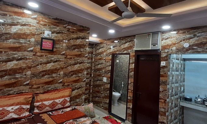 Lajpat Nagar Bed & Breakfast | Modern Flat in Lajpat Nagar with Fully Equipped Kitchen