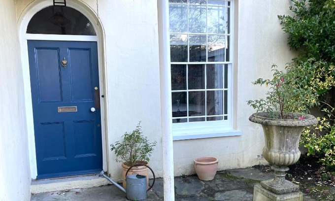 Totnes Apartment | Elegant Flat in Totnes - Guest Rated 9.1/10