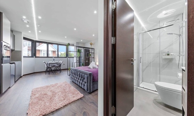 Golders Green Apartment | Elegant Flat Steps from Leicester Square in Central London