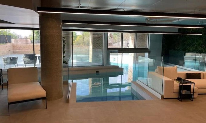 Dudden Hill Apartment | Modern Hotel with Pool and Gym Overlooking Wembley