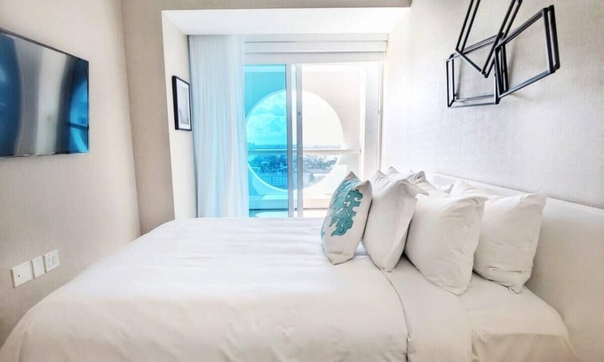 Barrier Island Condo | Elegant Fort Lauderdale Beach Resort with Oceanfront Views