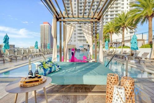 Hollywood South Central Beach Apartment | Elegant Front Intercostal View with Free Valet Parking