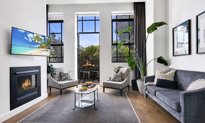 Geelong Apartment | Exceptional Garden Apartment - Steps from CBD and Ocean Views