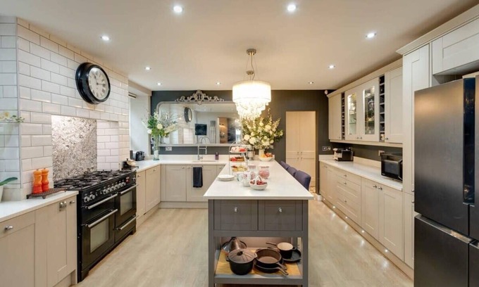 Bromsash Villa | Elegant Georgian Villa with Hot Tub & Pet-Friendly Amenities