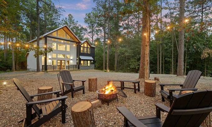 Pickens Cabin | Indulgent Mini Golf Retreat with Hot Tub and RV Parking