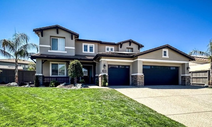 Lincoln House | Luxury Getaway with Heated Pool and Hot Tub