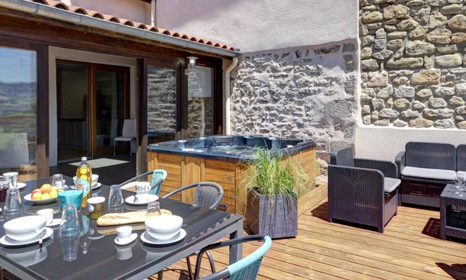 Cellieu Cottage | Gite Cellieu: Family-Friendly Retreat with Spa & Breakfast