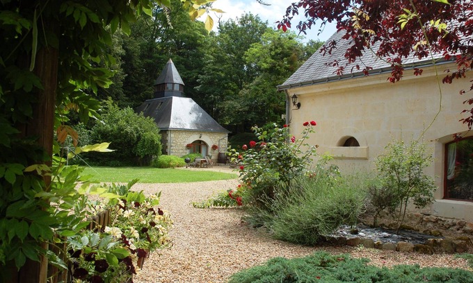 Brion Cottage | Elegant B&B Near Saumur with Pool and Ocean Views